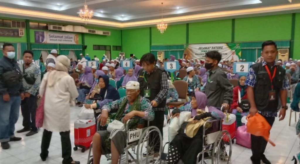 Jemaah Kabupaten Bojonegoro Jadi Kloter Pertama Haji 2024 Tiba di Asrama Haji&nbsp;Surabaya