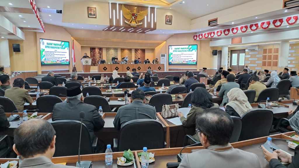 2 Jam Rapat Paripurna, Anggota Dewan Mewarnai Persetujuan LPj Bupati Tuban 2023 dengan&nbsp;Gimmick