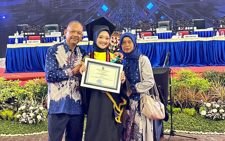 Hania Pratiwi Ningrum, Wisudawan Terbaik Lulus Tanpa Skripsi Bekat Tanaman&nbsp;Herbal