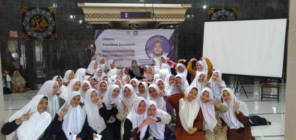 Fun Belajar Jurnalistik, 700 Santri Ponpes Al-Khoirot Putri Malang Menulis Berita bareng Tugu Jatim ID 