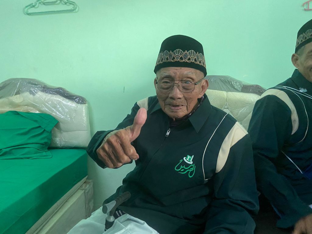 Tetap Sehat! Jemaah Haji Tertua di Indonesia asal Ponorogo Tiba di Tanah&nbsp;Air