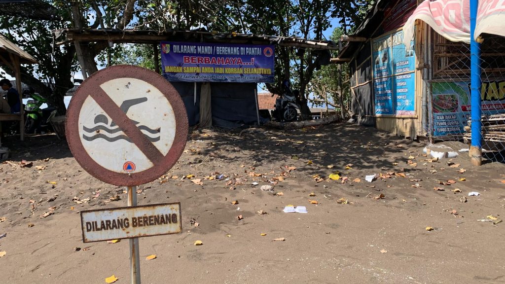 Unik! Petugas Parkir Hingga Penjual Cilok di Pantai Payangan Jember Harus Bawa&nbsp;Peluit