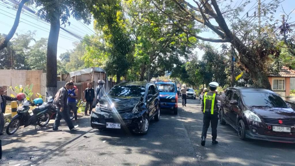 Untung Slamet, Hilang Kendali Saat Kemudikan Xenia di Jalanan Kota Batu Hingga Tabrak 2 Mobil&nbsp;Lain