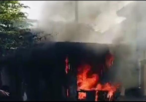 Kios Bensin Eceran di Mojokerto Terbakar usai Ditabrak Pemotor, Dua Korban Luka Dilarikan ke Rumah&nbsp;Sakit