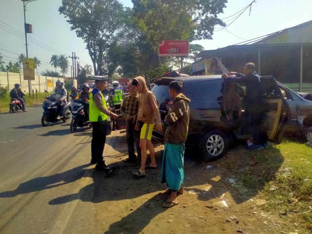 Empat Kendaraan Kecelakaan Beruntun di Pakisaji Malang, 3 Korban Luka hingga Patah&nbsp;Tulang