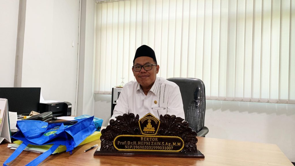 Kisah Prof Hepni, Dulu Loper Koran, Kini Rektor UIN KHAS&nbsp;Jember