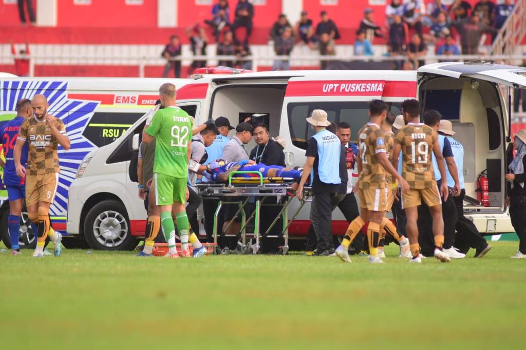 Kondisi Julian Guevara Pasca Tak Sadarkan Diri Akibat Benturan Saat Laga Arema FC Vs Dewa&nbsp;United