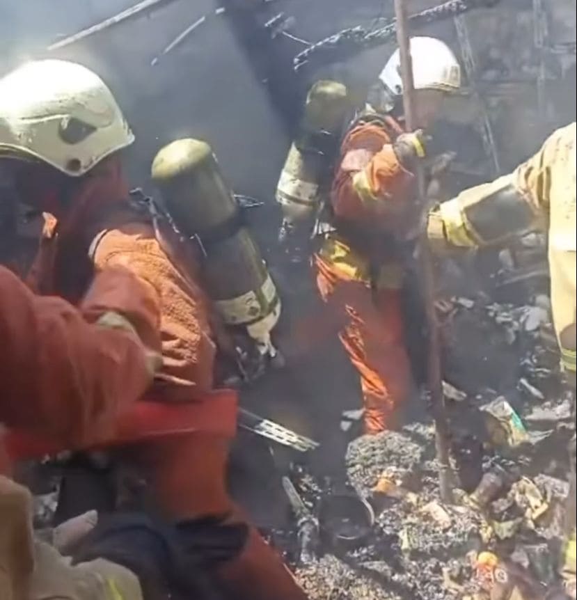 Dugaan Tabung LPG Bocor, Kebakaran Rumah dan Minimarket di Surabaya Tewaskan Seorang&nbsp;Lansia