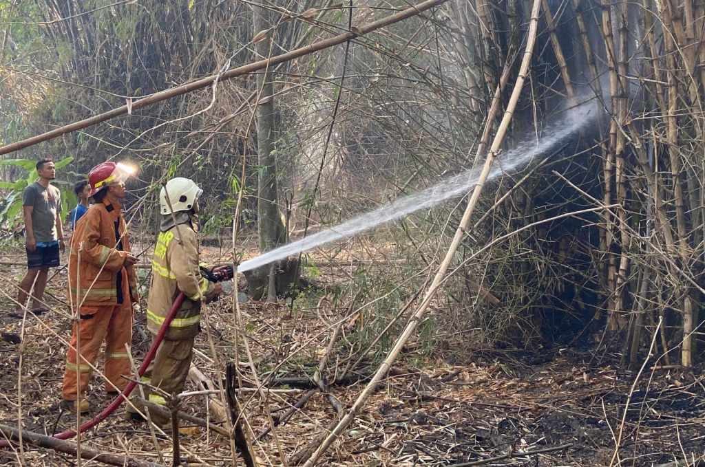 Sehari Dua Lokasi Berbeda Kebakaran Lahan, Mojokerto Masih Diintai Akibat Pembakaran Sampah&nbsp;Sembarangan