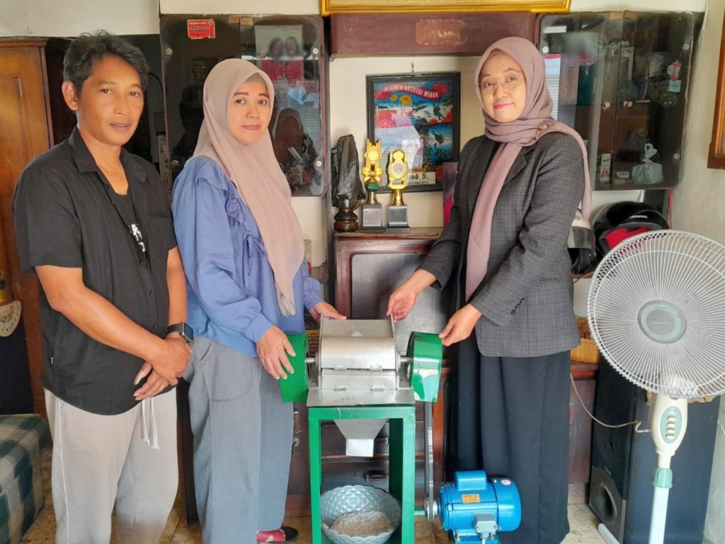 Peningkatan Produktivitas dan Sanitasi UMKM Kue Semprit Garut Fitri Melalui Teknologi Tepat&nbsp;Guna